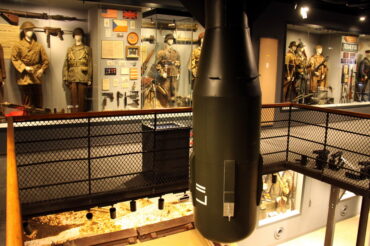 V Armádním muzeu Žižkov můžete vidět maketu atomové bomby Little Boy i střešní tašku z prefekturního paláce v Hirošimě