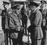 Manston 3. 8. 1945. Let. maršál J. C. Slessor se loučí s leteckým maršálem K. Janouškem.FOTO Sbírka VHÚ Praha