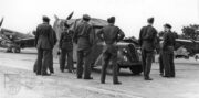 Manston srpen 1945. Čs. Spitfiry LF.Mk.IXE připravené k odletu do vlasti. 2. zleva mjr. T. Vybíral. FOTO Sbírka VHÚ Praha