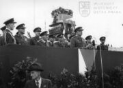 Praha-Ruzyně, 15. 8. 1945. Projev div.gen. L. Svobody. Na tribuně generálové B. Boček, K. Janoušek, K. Klapálek a M. Ferjenčík. FOTO Sbírka VHÚ Praha