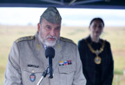 Ředitel VHÚ Praha, brig. gen. Aleš Knížek hovoří při slavnostním odhalení památníku pilotovi RAF Františku Heklovi u skotského jezera Loch Doon. 7. 9. 2025. FOTO Jan Schejbal, MO