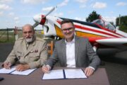 Podpis dohody o zápůjčce letounu Zlín Z-526 AFS-V do CLV Pardubice.  Ředitel VHÚ Praha Aleš Knížek a ředitel LOM Praha, pod které CLV Pardubice patří, Jiří Protiva.