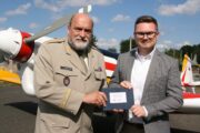 Ředitel VHÚ Praha - brig. gen. Aleš Knížek předává řediteli LOM Praha Jiřímu Protivovi palubní deník letounu Zlín Z-526 AFS-V s imatrikulací OK-AFS.