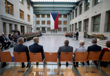 Ministryně obrany Jana Černochová na slavnostním aktu v atriu Armádního muzea Žižkov udělila čtyři desítky resortních vyznamenání