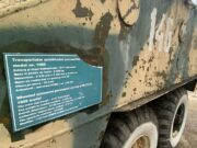 Detail cedulky obrněnce BTR 152-K s technickými údaji o vozidle, jak bylo vystaveno v moldavském vojenském muzeu Muzeul armatei din Chișinău. FOTO Jiří Reichl, VHÚ Praha 
