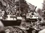 Obrněná vozidla BTR 152 při okupaci Československa v ulicích Prahy. FOTO Sbírka VHÚ Praha (3)
