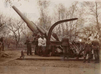 Schwere 24cm Kanone M. 16 (t) během střelby