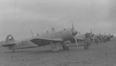 Šestice dvoumístných cvičných letounů C-11 na letišti