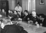 Fotografie Ludvíka Svobody při jednání VHÚ Praha