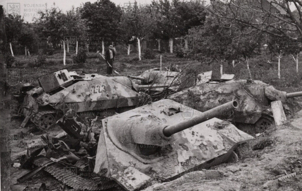 Vrakoviště zničených stíhačů Jagdpanzer 38(t) Hetzer nedaleko Prostějova v květnu 1945