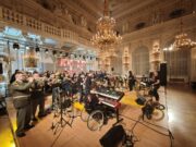 Kapelu Th Tap Tap doplnili žesťová sekce Ústřední hudby Armády ČR a Dětský pěvecký sbor Českého rozhlasu v čele s Věrou Hrdličkovou. Foto: The Tap Tap