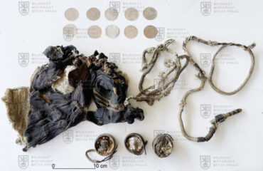 Letecká kukla se sluchátky a kabelem