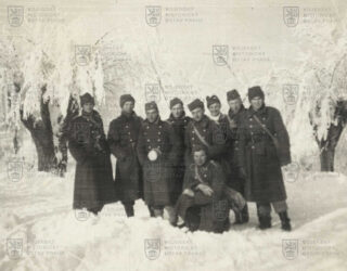 Příslušníci 5. praporu vládního vojska během odklízení sněhu