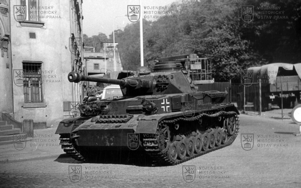 Fotografie Pz.Kpfw. IV z natáčení filmu Otakara Vávry Osvobození Prahy