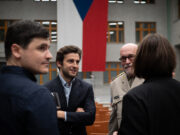 Válečný veterán Petr Matouš pokřtil v Armádním muzeu Žižkov svou knihu. Její patronkou je i ministryně obrany Jana Černochová. FOTO: Podcast 10:35