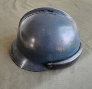 Francouzská ocelová přilba M-1945, padesátá léta 20. století  (1)