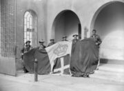 Vojáci 6. australské divize s ukořistěnou italskou vlajkou v dobytém Tobrúku (FOTO: AWM 005609)