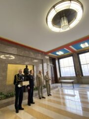 Předání legionářské vlajky před sochou TGM