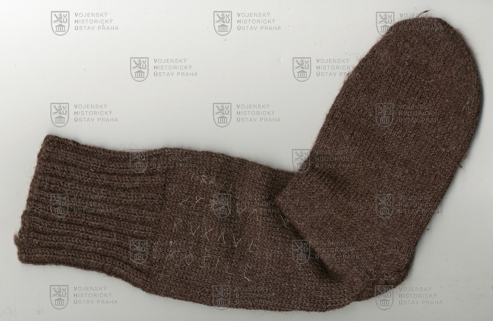 Ponožka s vyšitým vzkazem, 1942