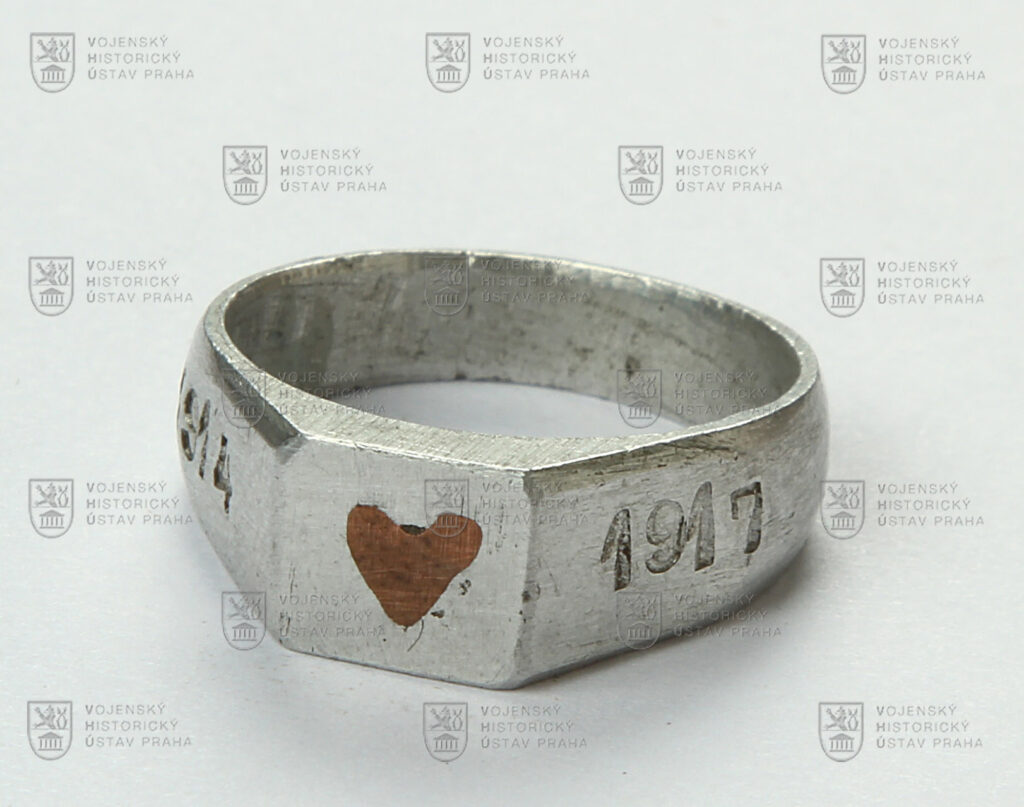 Zákopový prsten s ideogramem srdce, 1917
