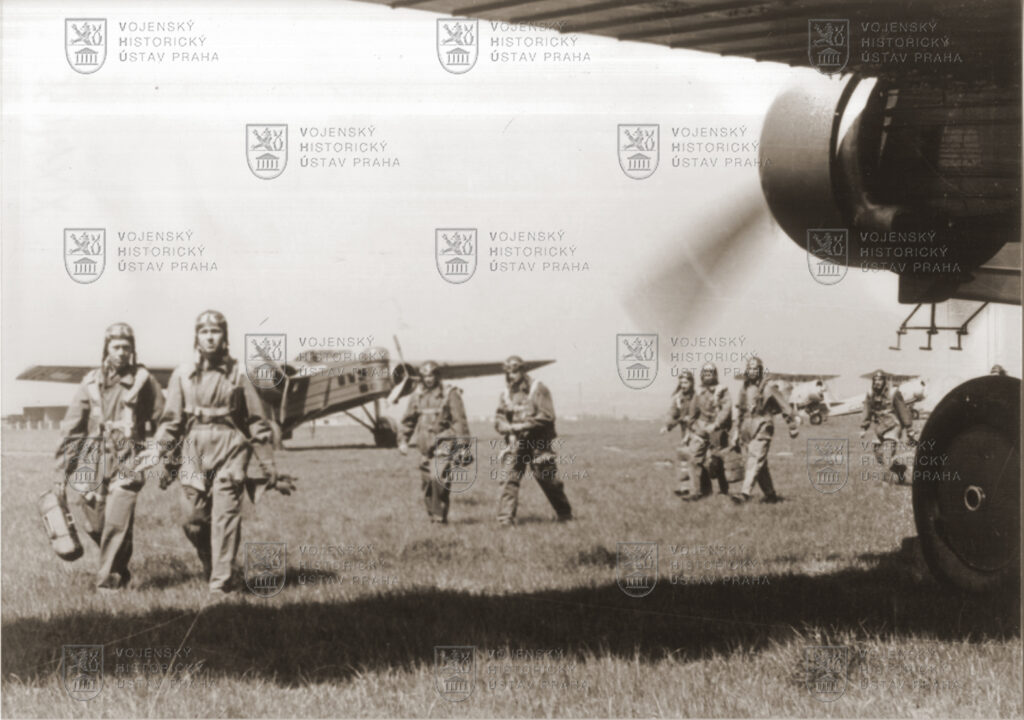 Příprava bombardérů Aero MB-200 na start