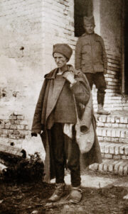 Doslova v kostry potažené kůží změnil srbské vojáky velký ústup přes Černou Horu a Albánii. Z celé srbské armády přežilo pochod a evakuaci kolem 150 tisíc vojáků, jen asi třetina početního stavu z počátku války. Navzdory enormním ztrátám a krajnímu vyčerpání však srbská armáda i nadále představovala v regionu nezanedbatelnou vojenskou sílu.