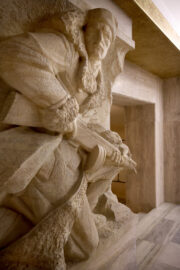 Reliéf u vstupu do Národního památníku na Vítkově s hrobem Neznámého vojína. Praha, 2. 2. 2026. FOTO Jan Schejbal, MO ČR