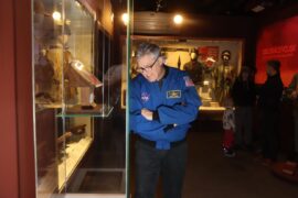 Astronaut NASA se v Armádním muzeu Žižkov podíval na dar jeho předchůdců – vzorky horniny z Měsíce