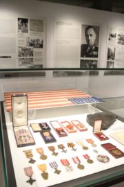 Vyznamenání generála Karla Kutlvašra vystavené na výstavě  "1945 - Voláme všechny Čehy!". FOTO Jiří Reichl, VHÚ Praha