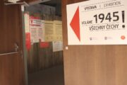 Vstup do výstavy "1945-Voláme všechny Čechy!" naproti návštěvnické recepci. Otevřena je do konce března 2026. FOTO Jiří Reichl, VHÚ Praha.