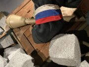 Detail revoluční pásky bojovníka na barikádě. Výstava "1945 - Voláme všechny Čehy!". FOTO Jiří Reichl, VHÚ Praha