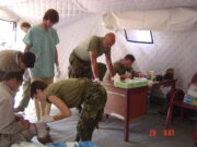 Z každodenní činnosti trauma týmu v improvizované ordinaci. FOTO Sbírka VHÚ Praha