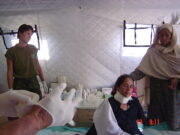 Momentka z každodenní činnosti trauma týmu v improvizované ordinaci. FOTO Sbírka VHÚ Praha