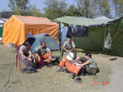 Chvíle odpočinku (a snímku spolu se členy záchranářského týmu a týmu hasičů). FOTO Sbírka VHÚ Praha