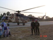 Členky armádního trauma týmu před leteckým přesunem (s vrtulníkem Mi-17 v pozadí). FOTO Sbírka VHÚ Praha